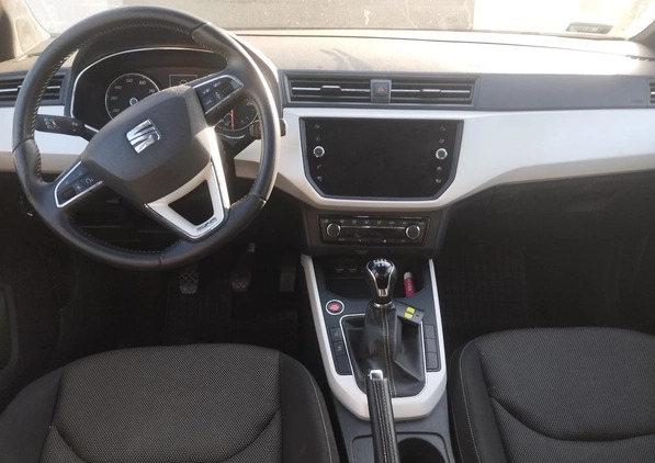 Seat Arona cena 60270 przebieg: 160000, rok produkcji 2017 z Staszów małe 46